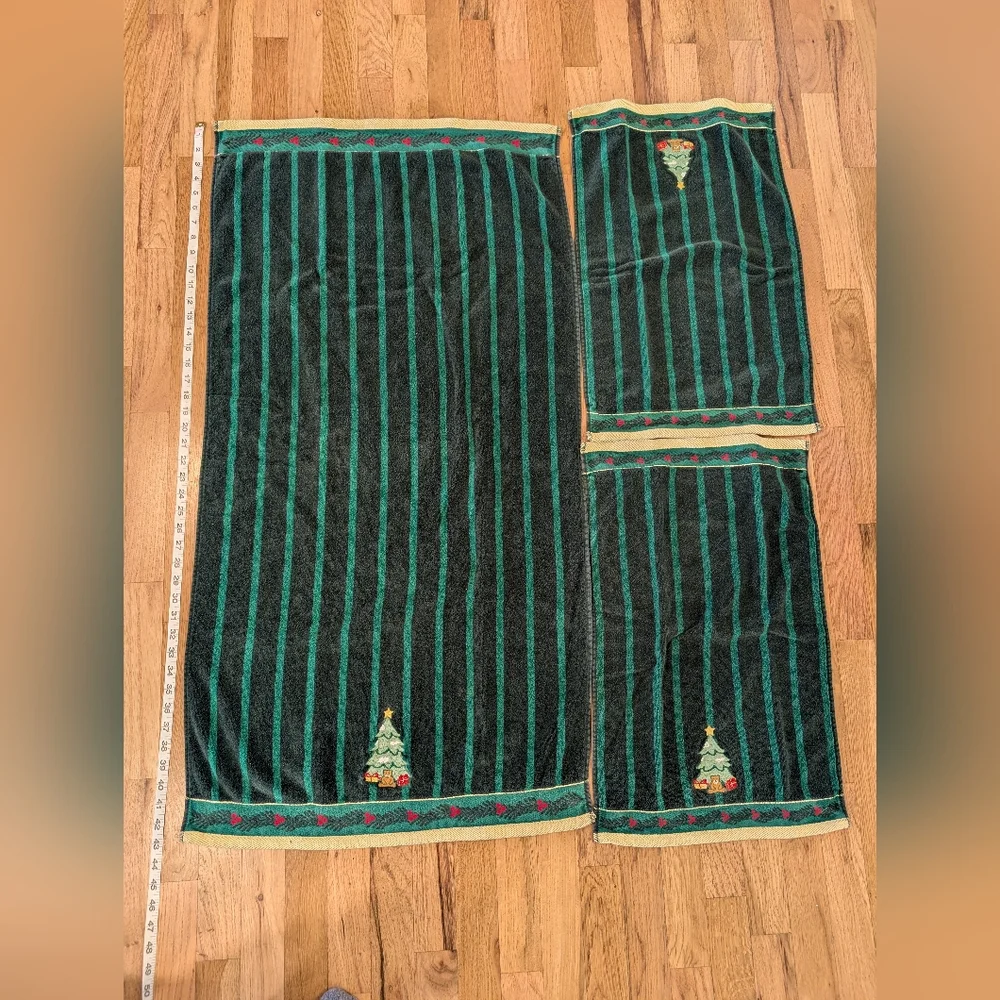 Vtg Linens N Things Christmas Towel Set Bath Hand Towels Velour USA Embroidered